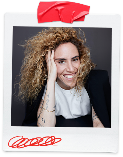 Polaroid de Amalia Andrade fijada con cinta adhesiva roja y doodle